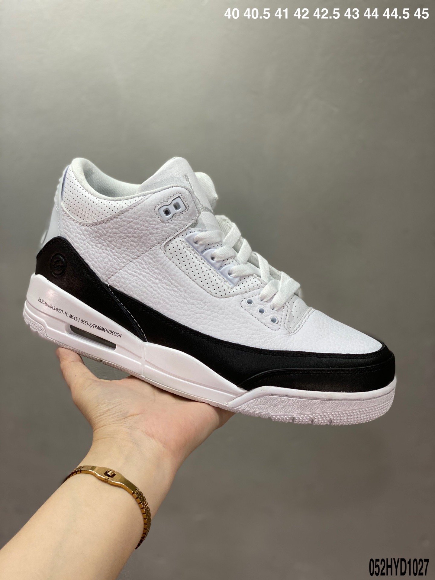 乔丹AJ3代 白黑色 藤原浩 闪电联名 Fragment Design x Air Jordan 3 整双鞋以经典百搭的黑白主题呈现