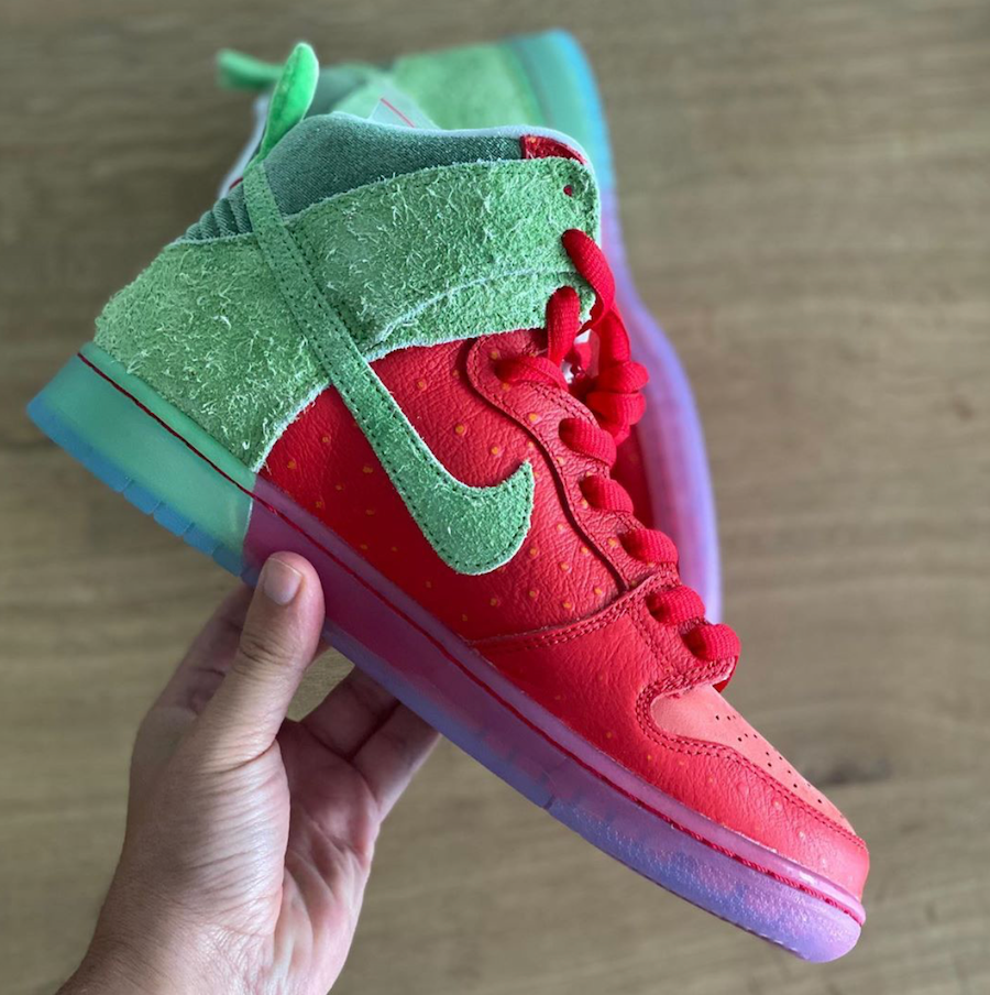 Nike SB Dunk High Strawberry Cough CW7093-600 发布日期