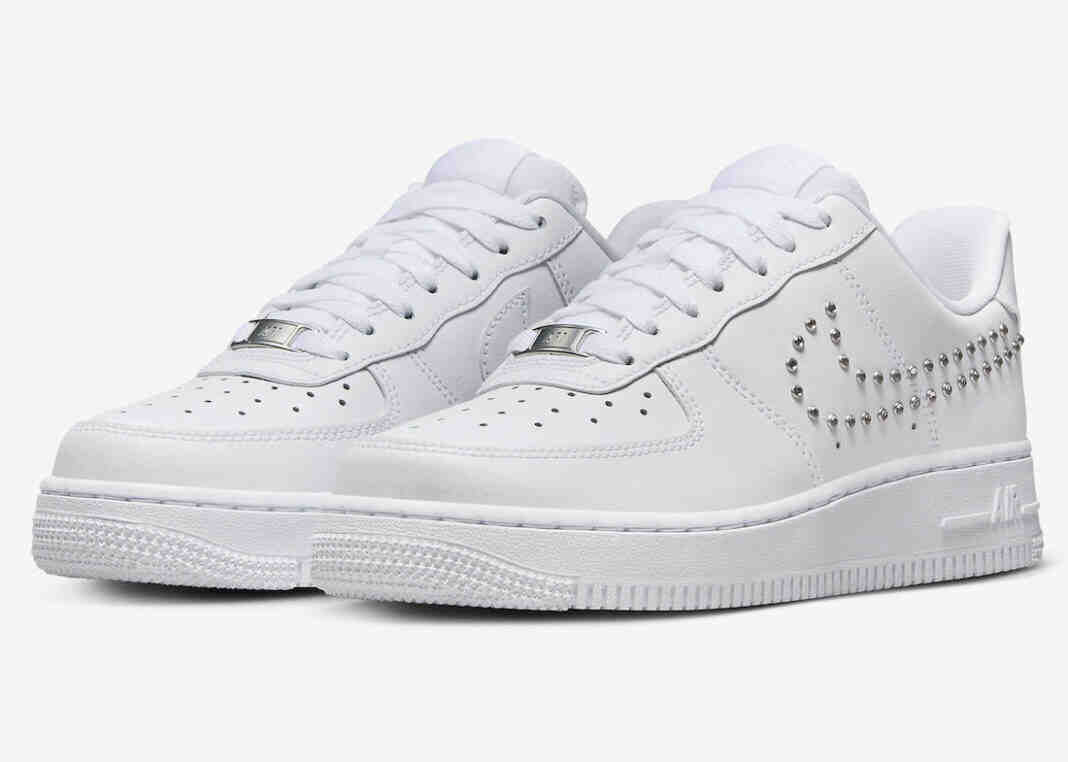 全白耐克 Air Force 1 Low 配金属银色铆钉徽章