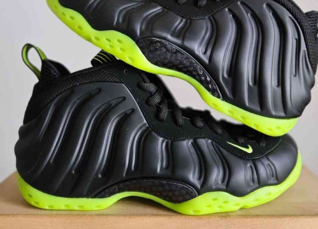 耐克 Air Foamposite One “黑色伏特 “2025 年春季发布