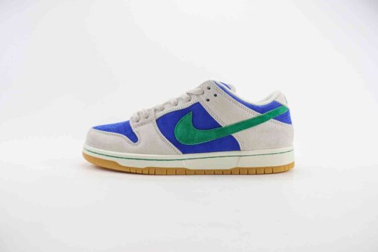 Nike SB Dunk Low 低帮休闲板鞋 麂皮米灰蓝 绿勾 货号：HF3704-001