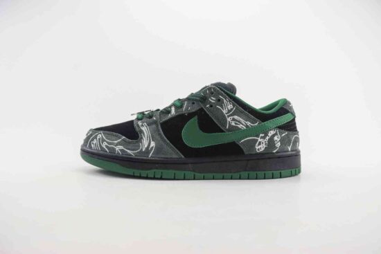 There Skateboards x Nk SB Dunk Low 联名款 黑绿涂鸦 货号：HF7743-001