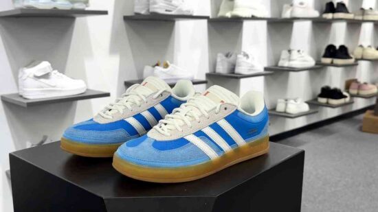 Adidas Gazelle Indoor Trainers 低帮休闲运动鞋 联名深蓝浅蓝变形鞋头 货号：IF9734