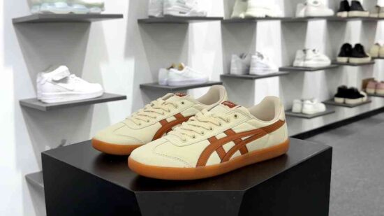 Onitsuka Tiger Tokuten 低帮复古德训风休闲运动板鞋 米黄棕生胶底 货号：1183A862-200