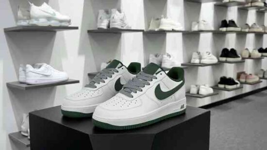 Nike Air Force 1 Low Premium 空军一号 低帮休闲运动板鞋 皮革白深绿 四骑士 货号：FB9128-100