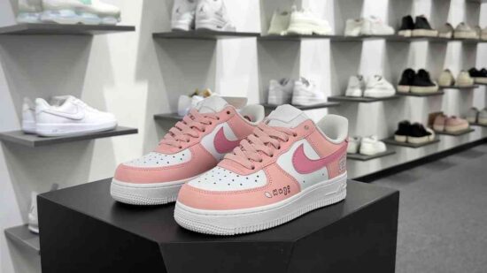 Nike Air Force 1’07 Low 低帮休闲运动板鞋 白粉 抱抱熊涂鸦 货号：YY2024-762