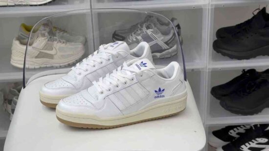 Adidas Originals Forum 84 Low ADV 罗马系列低帮运动板鞋 皮革白蓝生胶底 货号：H04903