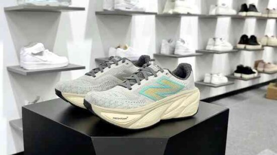 New Balance Fresh Foam X More V5 莫尔V5系列 低帮轻量化厚底健身休闲运动慢跑鞋 “网织浅灰月绿” 货号：MMORLJ5