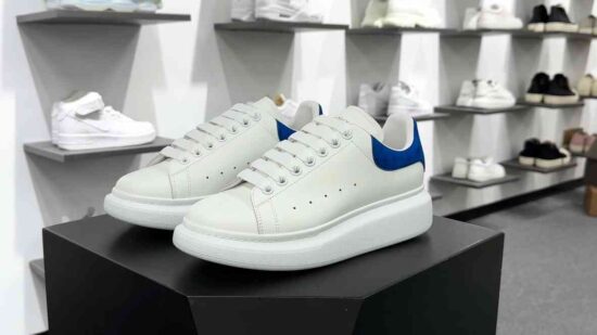 Alexander McQueen Oversized Sneakers 低帮休闲运动小白板鞋 皮革白麂皮海军蓝尾 货号：462214 WHG 9387