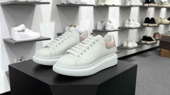 Alexander McQueen Oversized Sneakers 低帮时装厚底休闲运动小白板鞋 皮革白珊瑚粉麂皮尾 货号：462214 WHG 9379