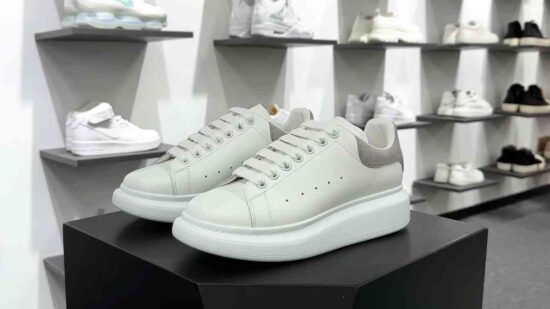 Alexander McQueen Oversized Sneakers 低帮休闲运动小白板鞋 皮革白灰麂皮尾 货号：462214 WHG 9377