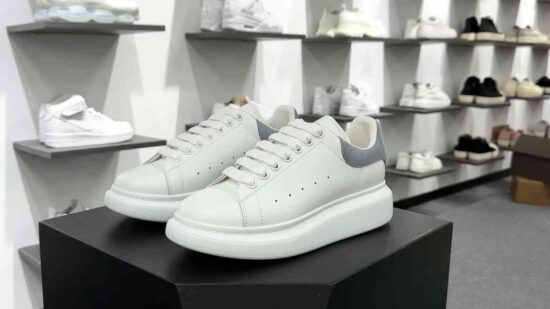 Alexander McQueen Oversized Sneakers 低帮休闲运动小白板鞋 皮革白雾蓝麂皮尾 货号：462214 WHG 9378