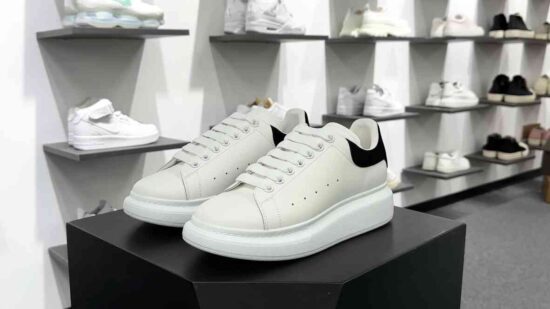 Alexander McQueen Oversized Sneakers 低帮休闲运动小白板鞋 白黑麂皮尾金LOGO 货号：rxw3499499