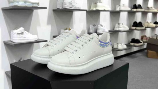 Alexander McQueen Oversized Sneakers 低帮厚底休闲运动鞋 皮革白PVC镭射彩虹尾 货号：462214 WHG 9378