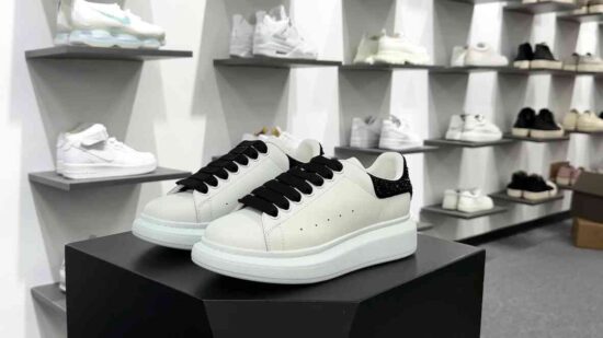 Alexander McQueen Oversized Sneakers 低帮时装厚底休闲运动小白板鞋 皮革白黑水晶贴钻尾 货号：666407 WIA4Z 9581