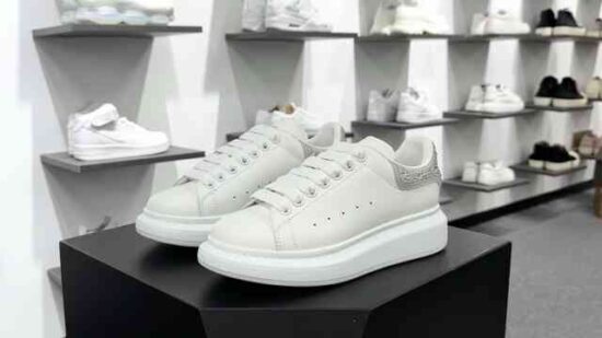 亚历山大·麦昆 Alexander McQueen Oversized Sneakers 低帮厚底休闲运动小白板鞋 皮革白银彩闪粉尾 货号：718239 WIDJ 48813