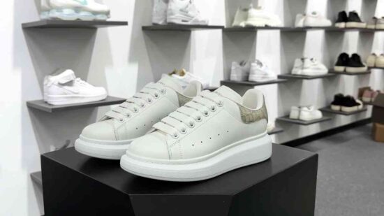 Alexander McQueen Oversized Sneakers 低帮时装厚底休闲运动小白板鞋 尺码：35-39 条码编码：rxw349666