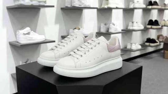 Alexander McQueen Oversized Sneakers 低帮时装厚底休闲运动小白板鞋 条码编码：rxw64664