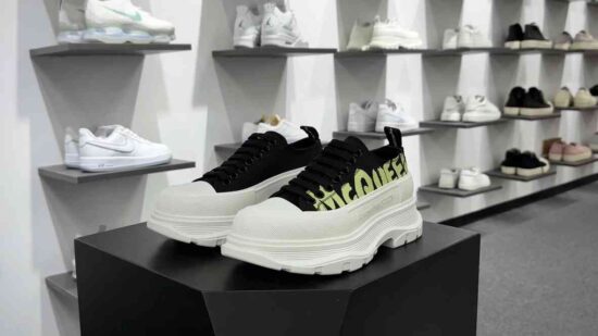 Alexander McQueen Chunky Tread Slick Low Sneakers 低帮老爹厚底松糕系带帆布休闲运动鞋 货号：xy569866