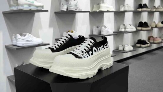 Alexander McQueen Chunky TreAdidasSlick Low Sneakers 胎纹面光泽底系列 低帮老爹厚底松糕系带帆布休闲运动鞋 尺码：35-44 条码编码：xy569866