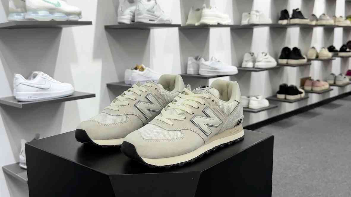 New Balance ML574 低帮经典复古休闲运动慢跑鞋 麂皮米白 货号：U574LS2