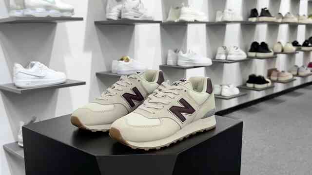 New Balance ML574 低帮 复古休闲运动慢跑鞋 翻毛浅灰白酒红 货号：WL574RCF