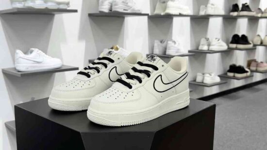 Nike Air Force 1’07 LV8 低帮运动板鞋 皮革白黑刺绣钩子 货号：CL6326-158