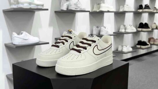 Nike Air Force 1’07 LV8 低帮休闲运动板鞋 皮革白褐棕 刺绣钩子 货号：CL6326-138