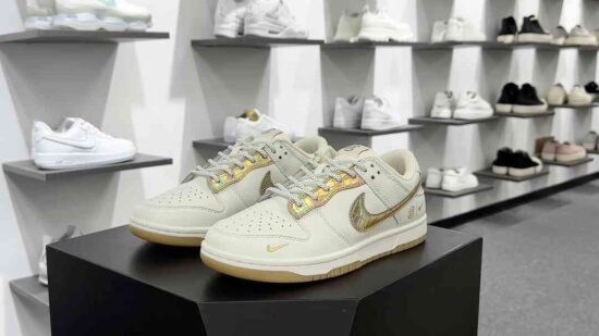 CLOT x Nike SB Dunk Low Retro SP 扣篮系列低帮休闲运动滑板鞋 米白炫彩金钩子 货号：JH8310-948