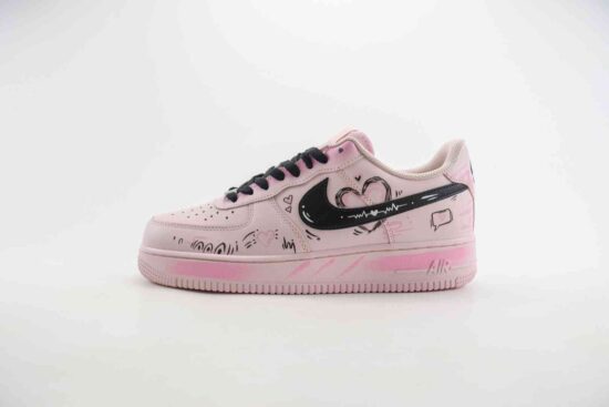 Nike Air Force 1 空军 七夕情人节定制 miss 二次元涂鸦CW2288-111
原楦头原纸板 打造纯正低帮空军版型
专注外贸渠道 全掌内置蜂窝气垫
原盒配件 原厂中底钢印、拉帮完美货号：CW2288-111 编码：AEE1F
Size：36 36.5 37.5 38 38.5 39 40 40.5 41 42 42.5 43 44 44.5 45