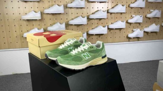 New Balance 993 “Chive” 复古休闲运动跑步鞋 “联名像葱绿海盐白” 货号：U993GW