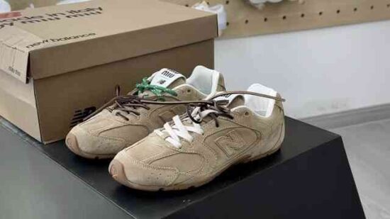 Miu Miu x New Balance 530 SL系列 低帮经典复古休闲运动慢跑鞋 联名驼棕绿鞋带 货号：5E165E_Z5O_F0379_F_D005