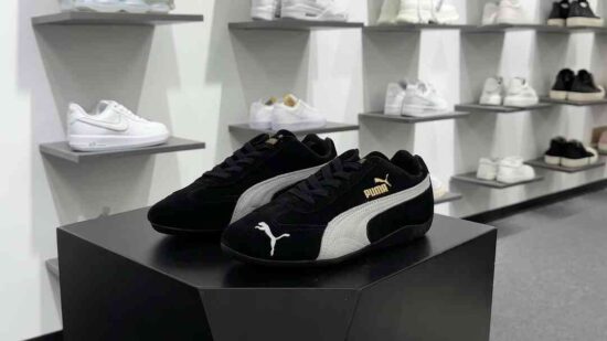 Puma Speedcat OG 低帮休闲运动赛车鞋 翻毛黑米白金LOGO 货号：398846 01