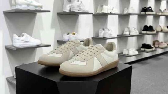 Maison Margiela 22 Classic Replica Leather Low Sneaker 经典绅士德训平底小白板鞋 米白灰焦糖底 货号：S57 WS0236 101