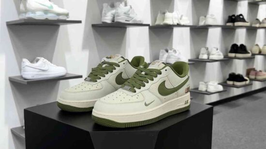 Gucci x Nike Air Force 1 Low 低帮运动板鞋 米白古驰绿LOGO 货号：XZ3398-588