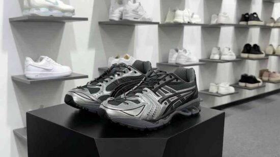 UNAFFECTED x ASICS Gel Kayano 14 Infinite Wonders Pack 低帮轻量缓震休闲运动跑步鞋 联名拼接银黑 货号：1201A922-020