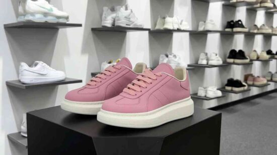 Alexander McQueen Oversized Retro Sneakers 低帮休闲运动小白板鞋 货号：xy5843946