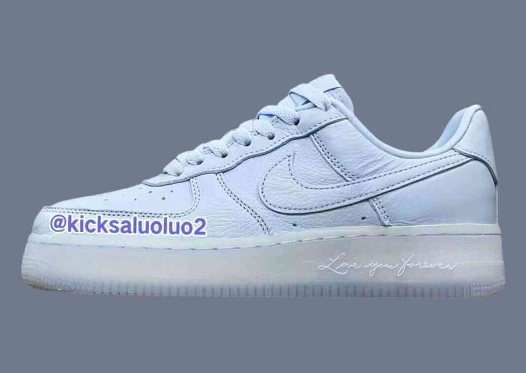 德雷克 x 耐克 Air Force 1 Low 认证情人男孩 “钴蓝色调 “2025 年春季发布