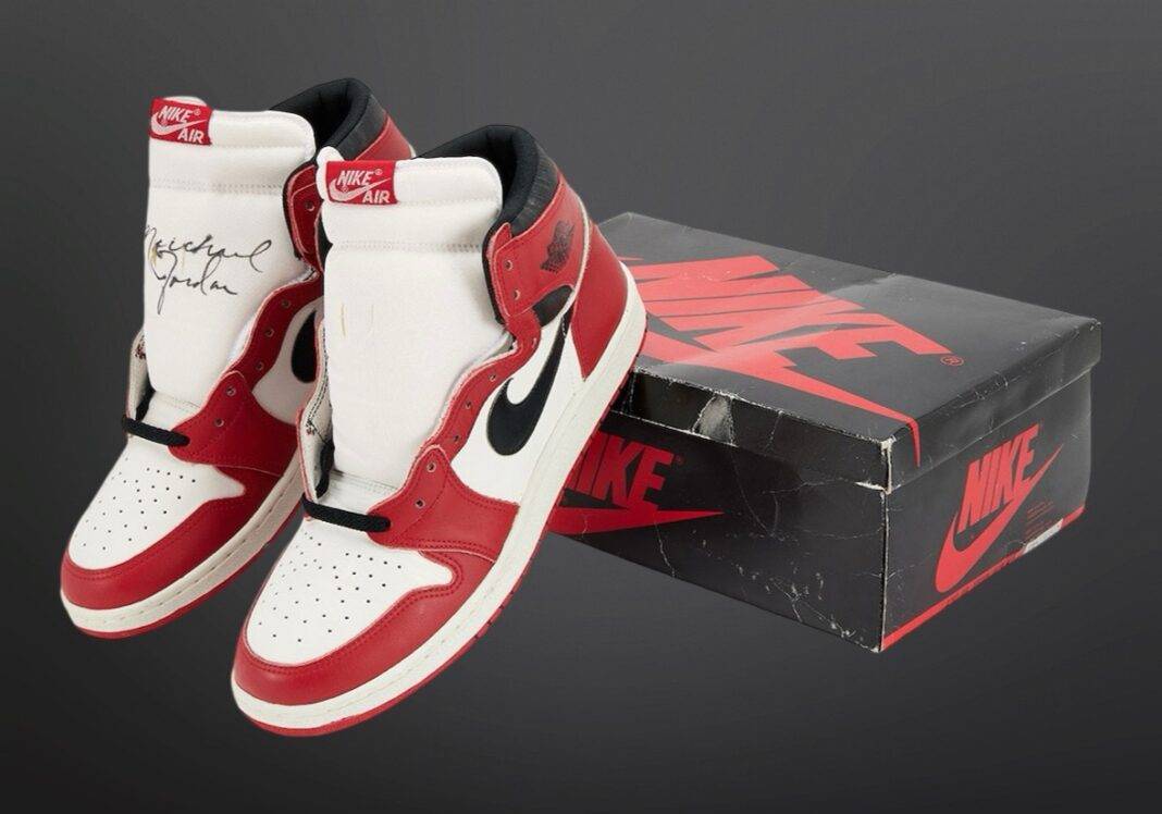 迈克尔-乔丹亲笔签名的 1985 Air Jordan 1 “Chicago” 样品在苏富比拍卖会上拍出